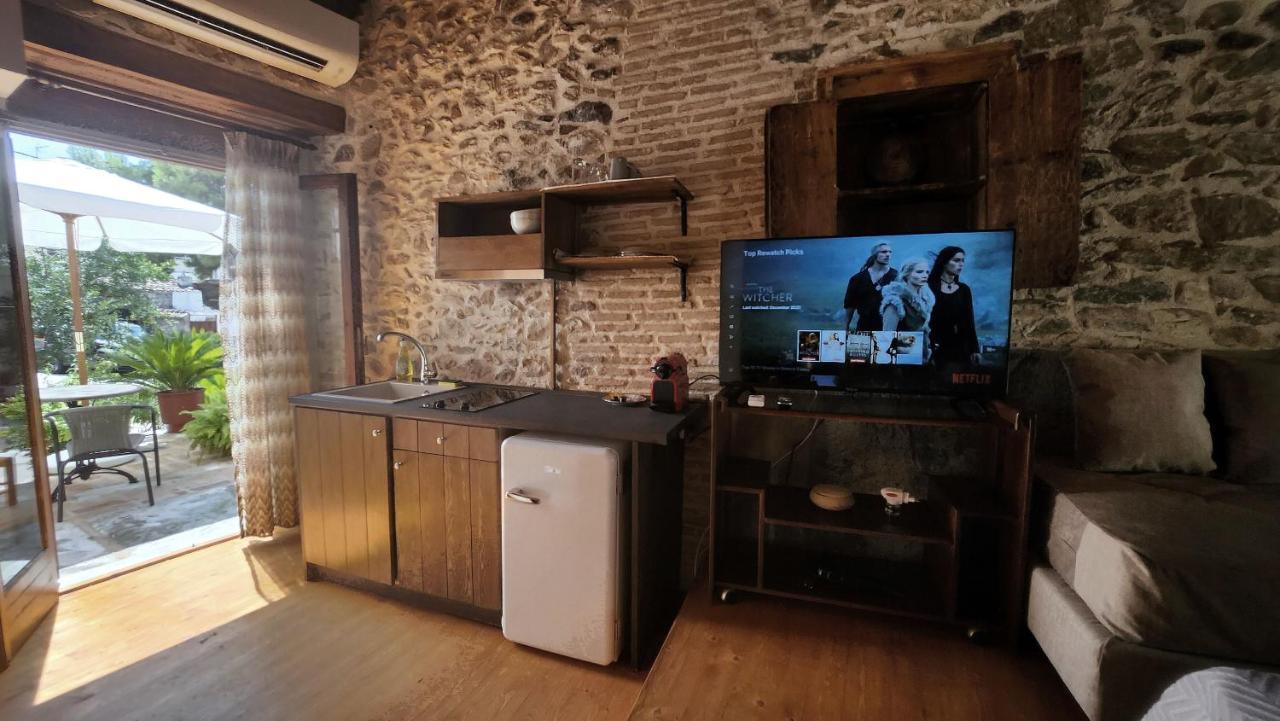 The Cellar Studios - By Avelink Spata  Luaran gambar